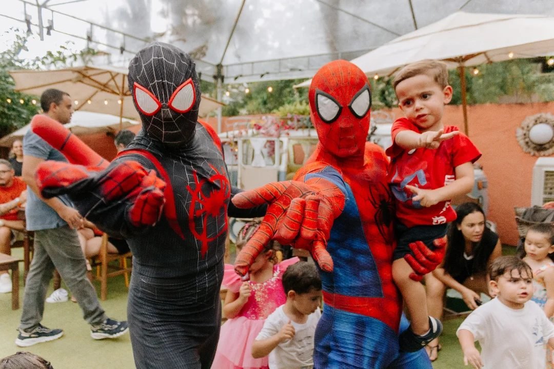 Personagens recebendo a criança na festa