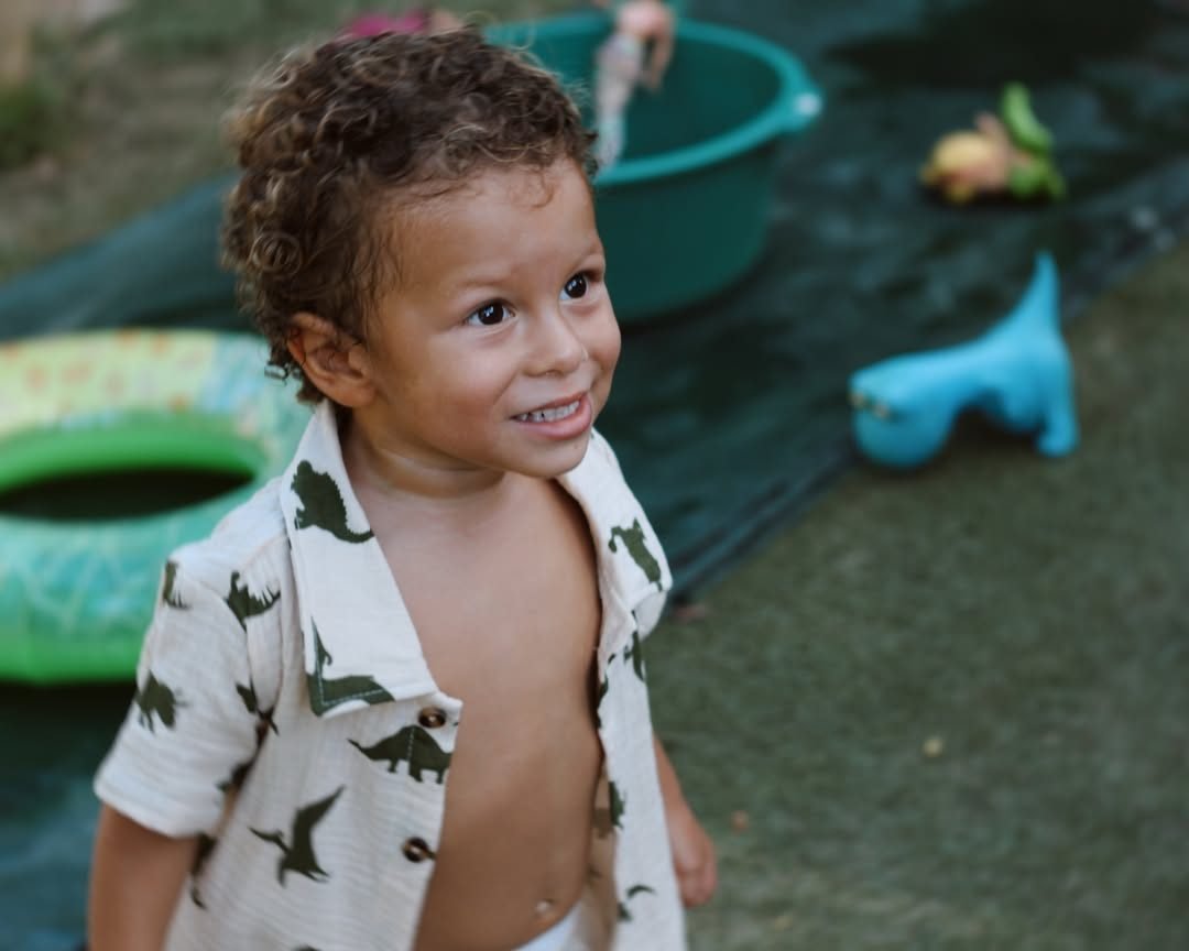 Criança sorrindo na festa