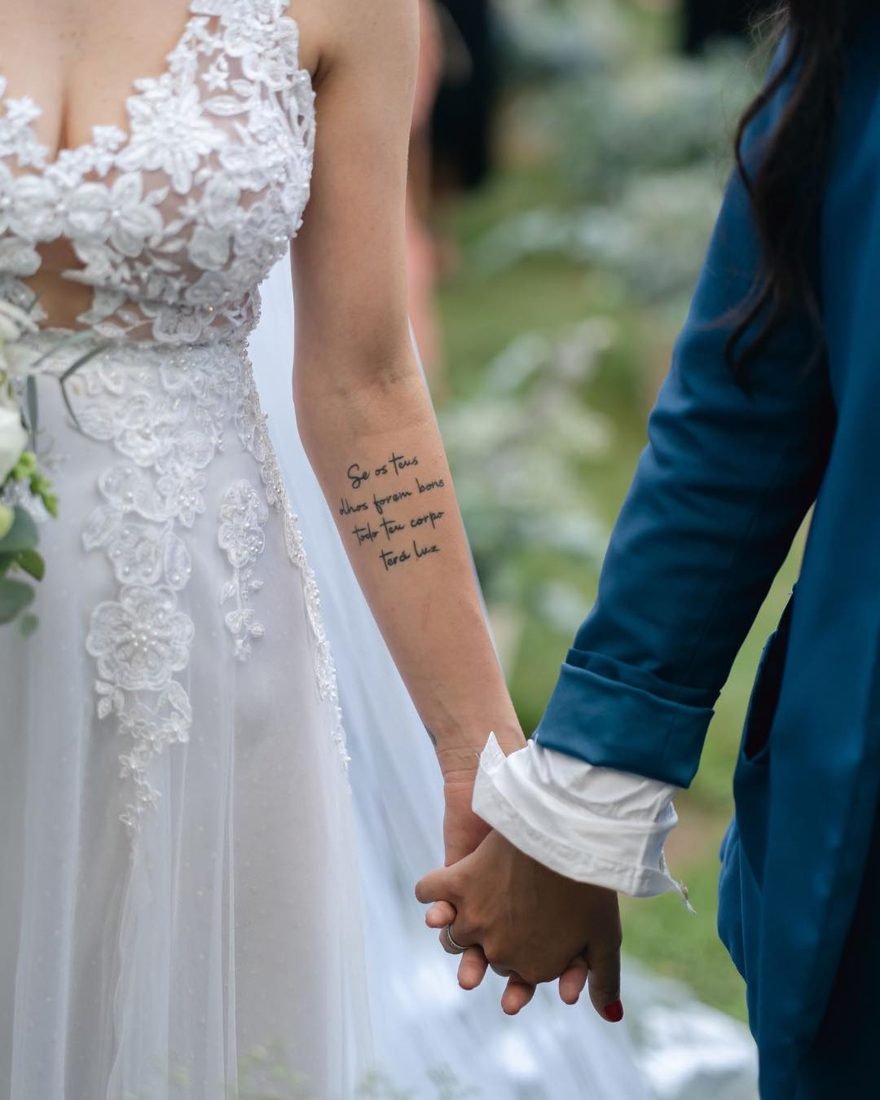 Mãos dos noivos no mini wedding