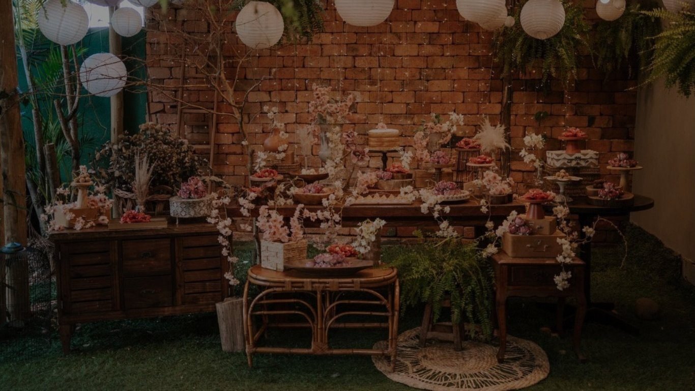 Decoração afetiva no Quintal com lanternas, flores e parede de tijolos